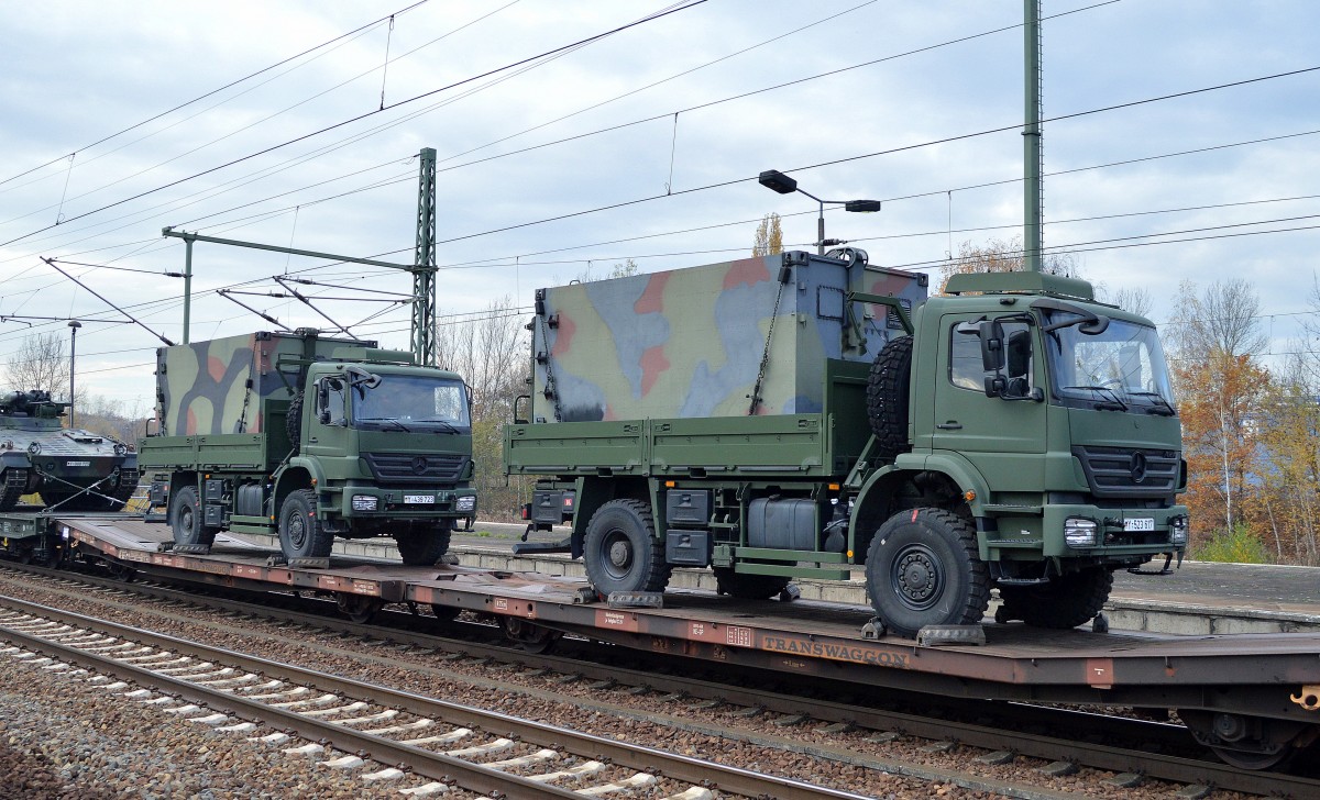 Flachwageneinheit mit abgesenktem Fußboden vom Einsteller TRANSWAGGON  mit zwei LKW der Bundeswehr vom Typ MB Axor 1829A (Lkw 5t hümS (BW)) am 05.11.15 in einem Militärtransportzug im Bhf. Flughafen Berlin-Schönefeld