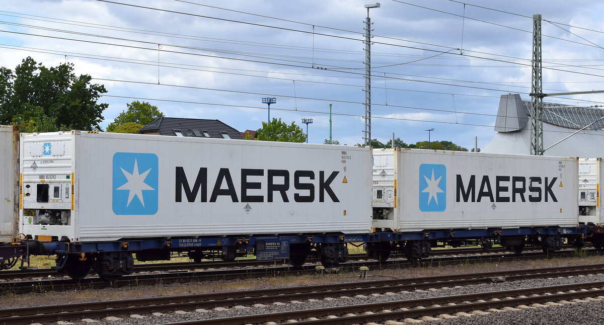 Flachwageneinheit zum Transport von Containern oder WEchselbehältern vom Einsteller ERMEWA SA mit deutscher Registrierung mit der Nr. 27 TEN 80 D-ERSA 4377 596-6 Laagrs beladen mit Kühlcontainern in einem Ganzzug am 10.07.25 Höhe Bahnhof Magdeburg Hbf.