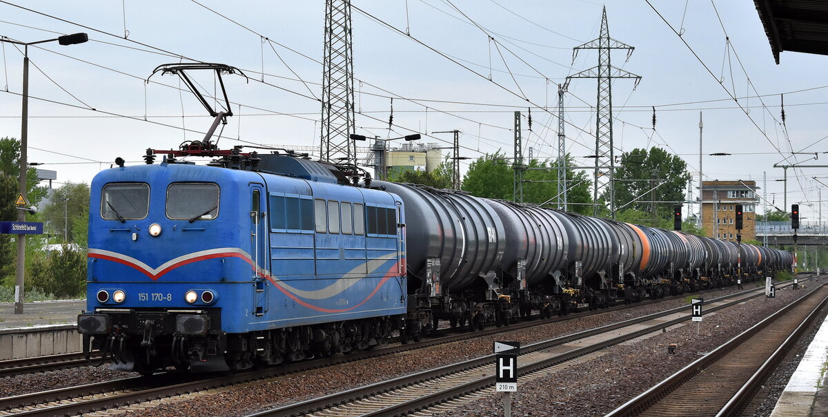 Flex Bahndienstleistungen GmbH, Leipzig mit der tagesaktuell wohl angemieteten SRI Lok  151 170-8  (NVR:  91 80 6 151 170-8 D-SRI ) und einem Kesselwagenzug (für Düsenkraftstoff/Kerosin) und am Ende des Zuges hing noch die  363 124-9  am 03.05.25 Höhe Bahnhof Schönefeld b. Berlin. 