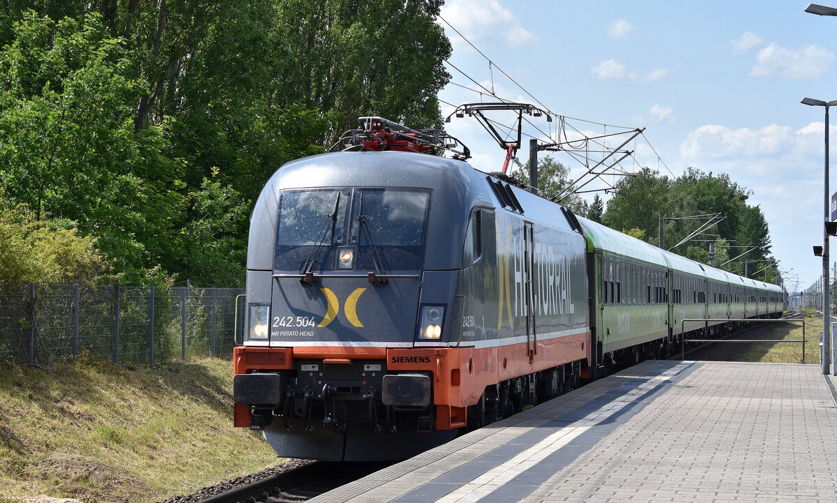 Flixtrain mit dem angemieteten Hectorrail Taurus  242.504 , Name:  Mr Potato Head  [NVR-Nummer: 91 80 6182 504-1 D-HRDE] und Wagengarnitur bei der Durchfahrt Bahnhof Berlin-Staaken Richtung Bahnhof Berlin-Spandau am 03.06.25
