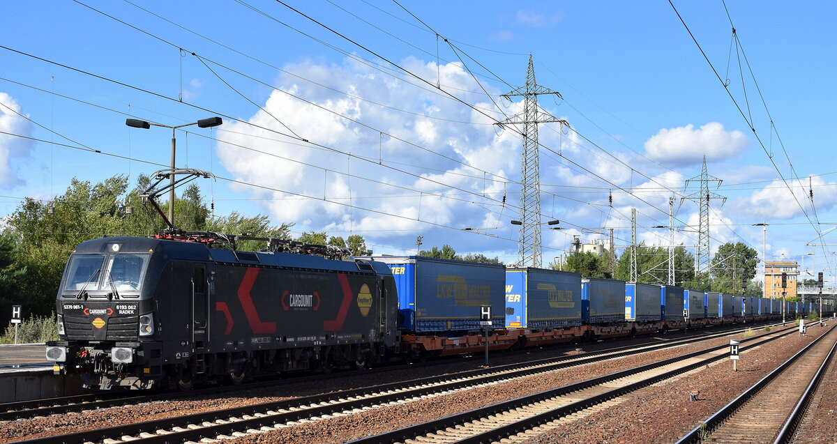 FPL - Freightliner PL Sp. z o.o., Warszawa [PL] mit der geleasten polnischen Cargounit Vectron  5370 061-1  Name:  Radek  (NVR: 91 51 5370 061-1 PL-ID ) und einem KLV-Zug am 04.08.25 Durchfahrt Bahnhof Schönefeld bei Berlin.