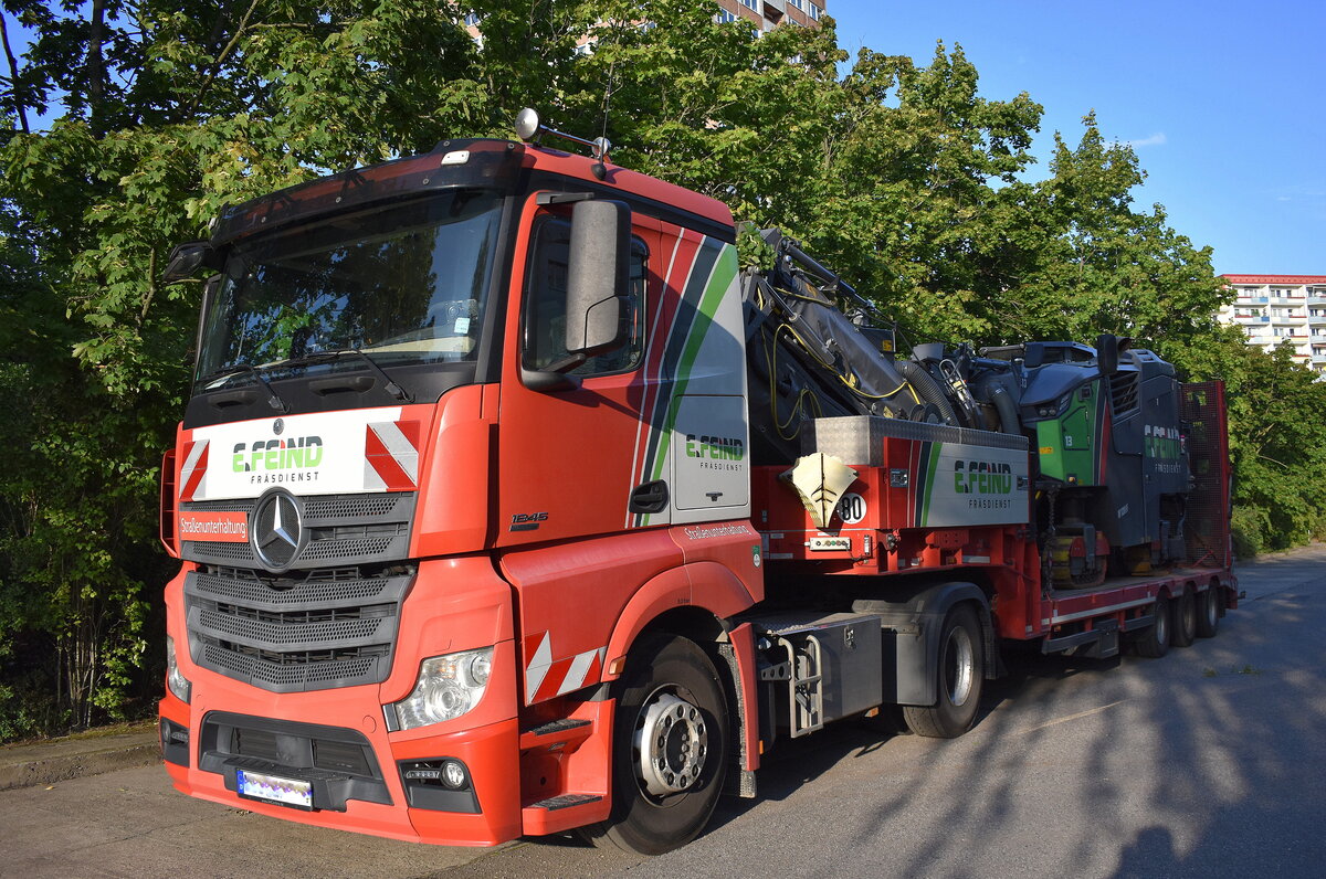 Fräsdienst-Service E. Feind GmbH mit ihrem Sattelzug u. Tieflader Auflieger mit Wirtgen W 120 FI Asphaltfräse beladen am 28.07.25 Berlin Marzahn.