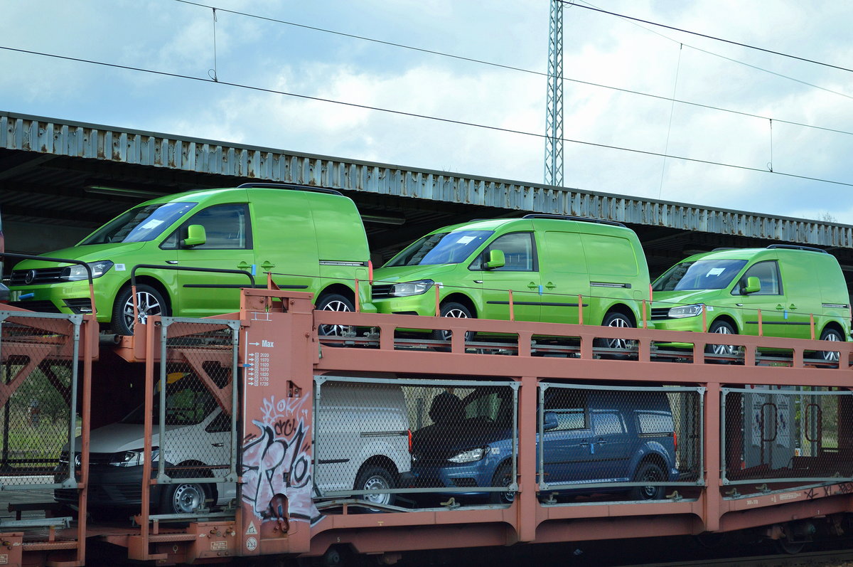 Französische PKW-Transportwageneinheit vom Einsteller STVA mit fabrikeneuen VW Nutzfahrzeugen vom Typ VW Caddy in Grün-Metallik am 26.04.16 Bf. Flughafen Berlin-Schönefeld.