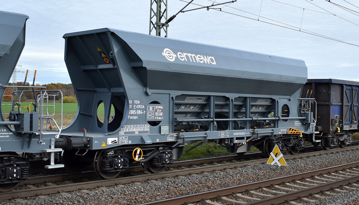 Französischer Drehgestell-Schüttgutwagen mit dosierbarer Schwerkraftentladung vom Einsteller ERMEWA S.A. mit der Nr. 33 TEN 87 F-ERSA 6985 084-7 Facnps (GE) in einem Übergabegüterzug am 04.11.25 Höhe Bahnhof Rodleben.