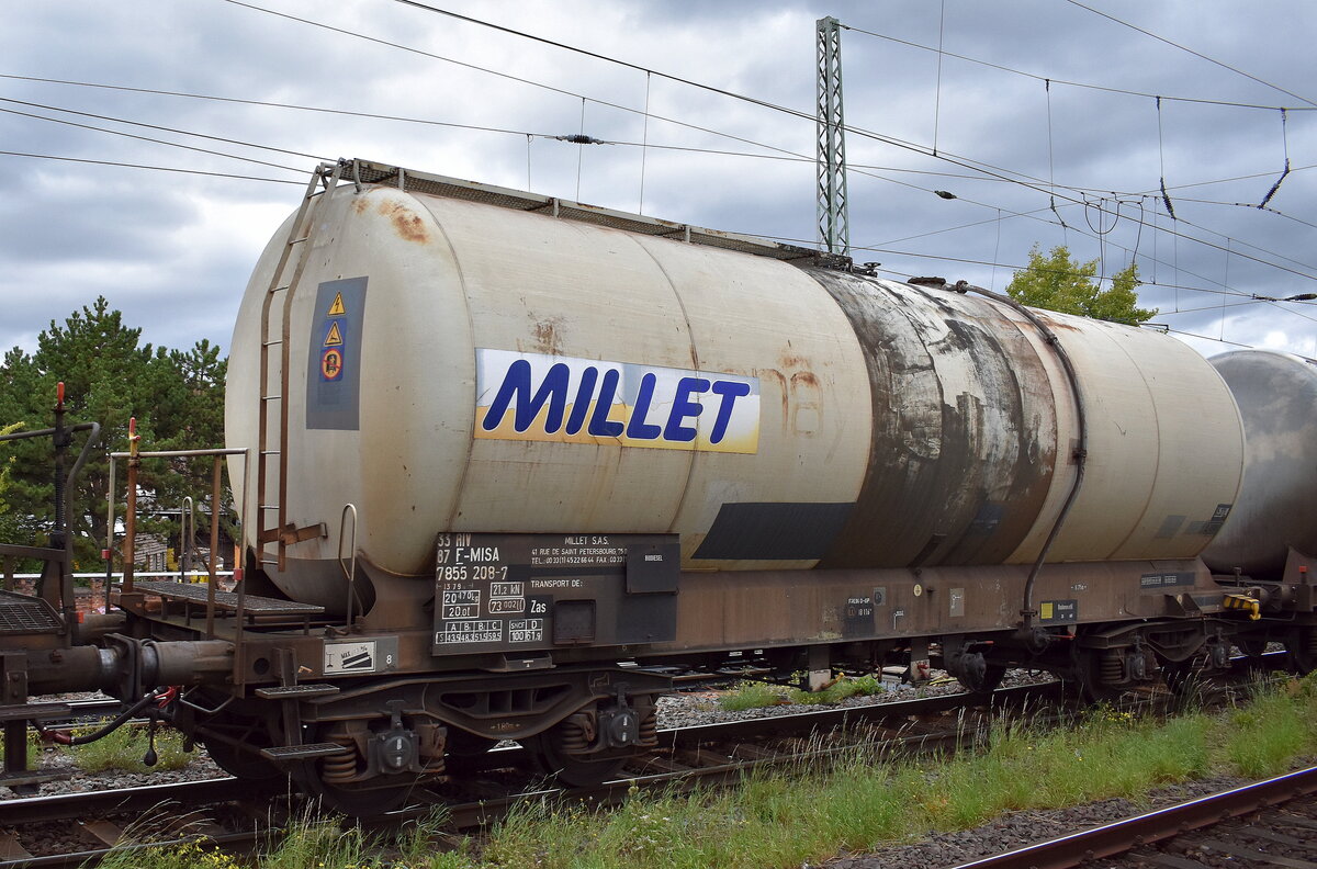 Französischer Kesselwagen vom Einsteller MILLET Rail SAS mit der Nr. 33 RIV 87 F-MISA 7855 205-7 Zas in einem Ganzzug am 11.09.25 Höhe Bahnhof Magdeburg-Neustadt.