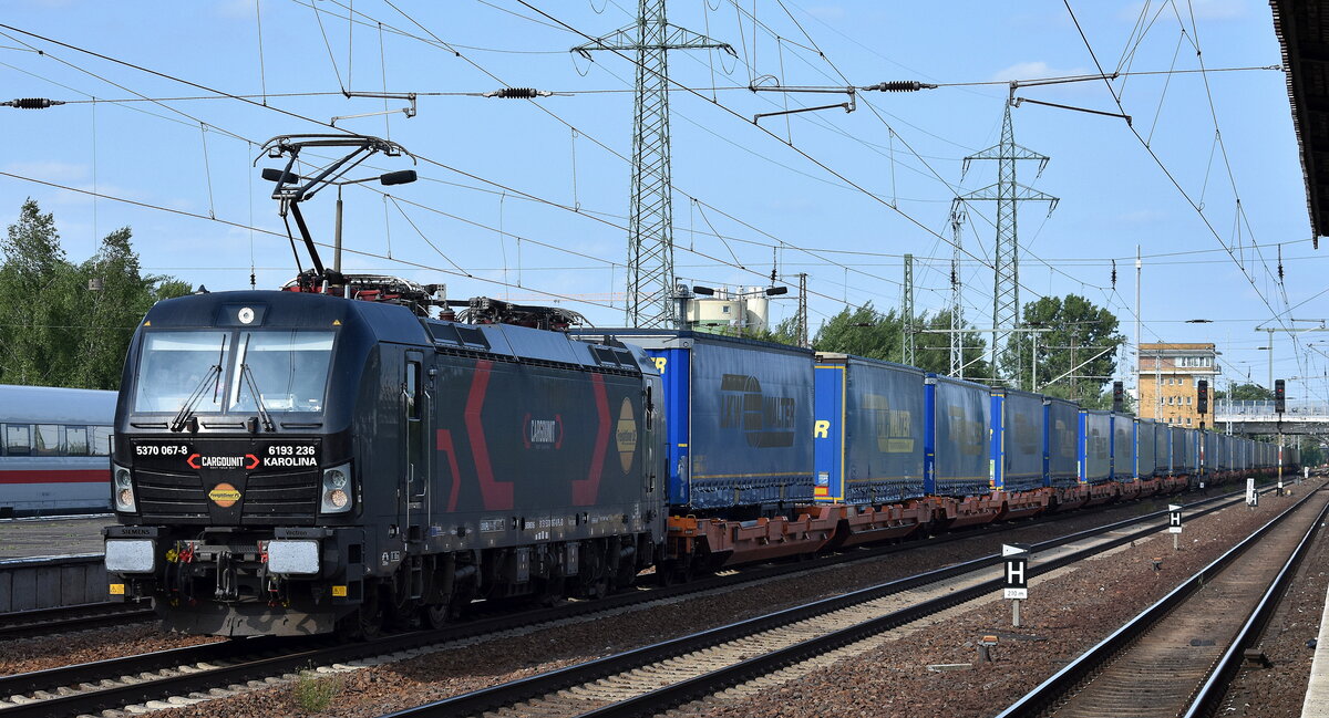 Freightliner PL Sp. z o.o., Warszawa [PL] mit der polnischen geleasten Cargounit Vectron  5370 067-8, Name:  KAROLINA   [NVR-Nummer: 91 51 5370 067-8 PL-ID] und einem KLV-Zug am 11.06.25 Höhe Bahnhof Schönefeld b. Berlin.
