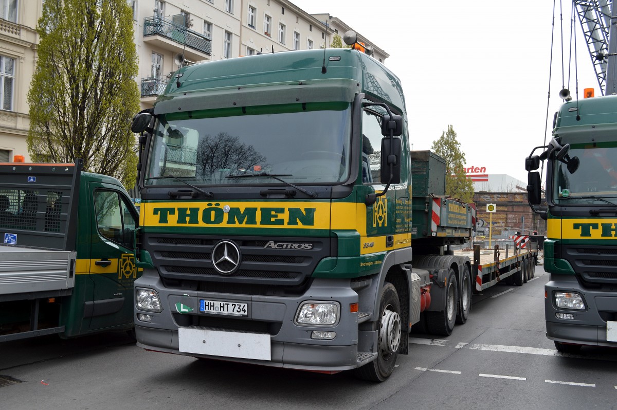 Für die leichteren Anbauteile des LIEBHERR LG 1550 von THÖMEN waren außerdem meherer Sattelzüge mit Zugmaschinen vom Typ MB ACTROS 3348 von THÖMEN noch im Einsatz am 06.04.14 Berlin Yorkstr.