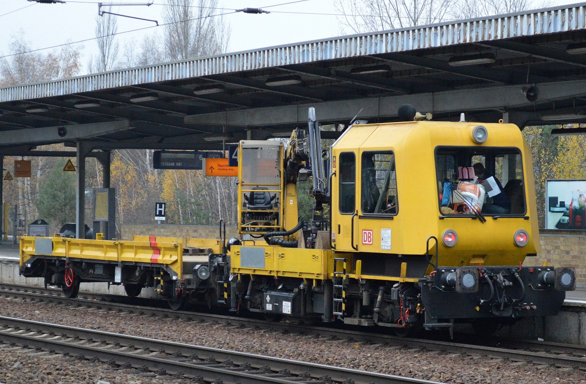 GAF 100 der DB mit kleinem Flachwagen am 28.11.14 Bhf. Flughafen Berlin-Schönefeld.