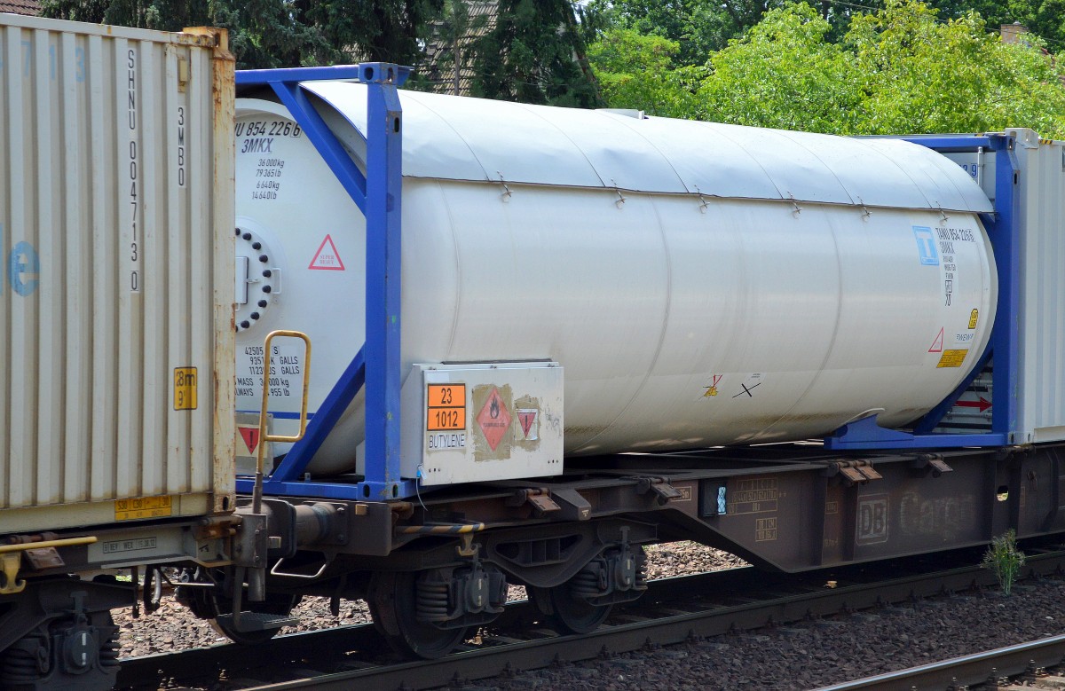 Gasdruck-Kesselcontainer mit Sonnendach (UN-Nr. 23/1012 = Butene Gasgemisch) am 29.07.15 Berlin-Hirschgarten.