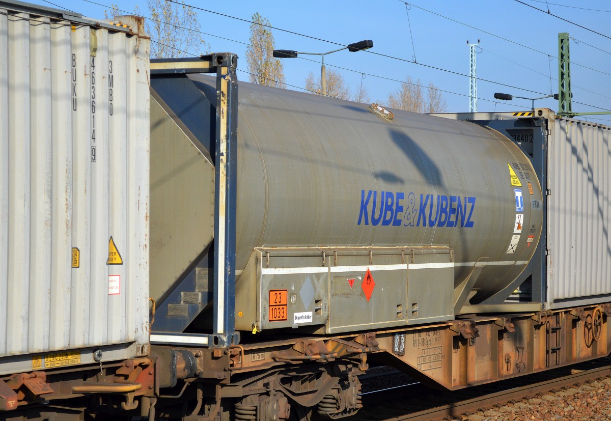 Gasdruckkesselcontainer der Fa.KUBE&KUBENZ (UN-Nr.:23/1033 = Dimethylether) am 31.10.15 Bhf. Flughafen Berlin-Schönefeld.