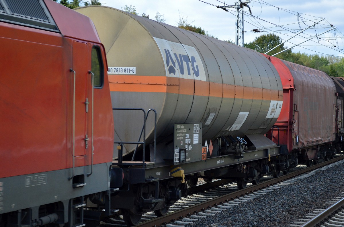Gasdruckkesselwagen vom Einsteller VTG in Hamburg mit der Nr. 33 RIV 80 D-VTGD 7813 811-6 Zags Bf. Maschen Rbf. Lt. UN-Nr. 263/1040 für das überaus giftige und explosive Ethylenoxid mit Stickstoff druckverflüssigt am 23.09.14 in einem gemischten Güterzug in Berlin-Hohnschönhausen.