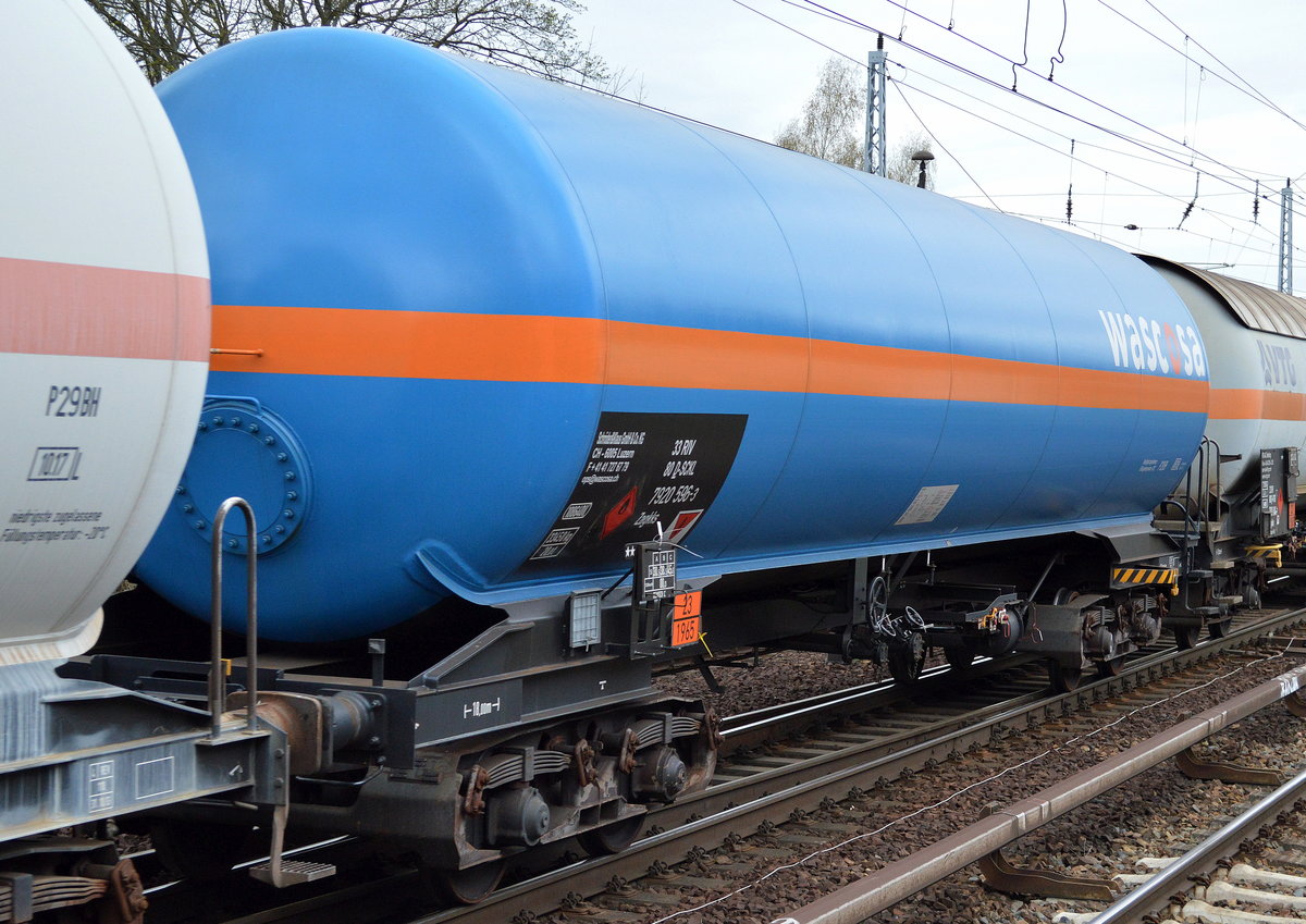 Gasdruckkesselwagen vom WASCOSA für die Firma SchröderKlaus GmbH & Co.KG mit der Nr. 33 RIV 80 D-SCKL 7920 596-3 Zagkks (UN Nr.23/1965 = Propan/Butan Gasgemisch)am 07.04.16 Berlin-Hirschgarten.