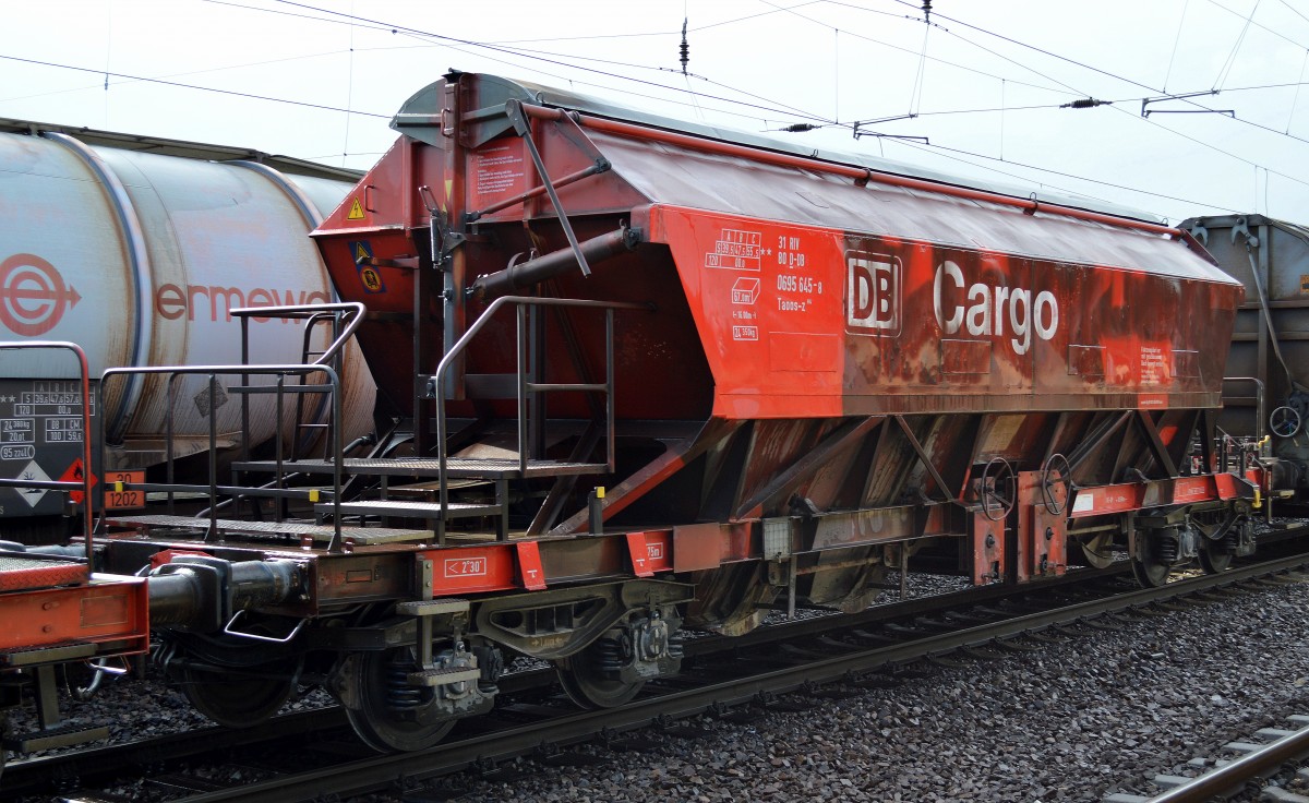 Gedeckter Drehgestell-Sch�ttgutwagen f�r den Kalitransport der DB mit der Nr. 31 RIV 80 D-DB 0695 645-8 Taoos-z 894 in einem gemischten G�terzug am 19.03.14 Bhf. Flughafen Berlin-Sch�nefeld.