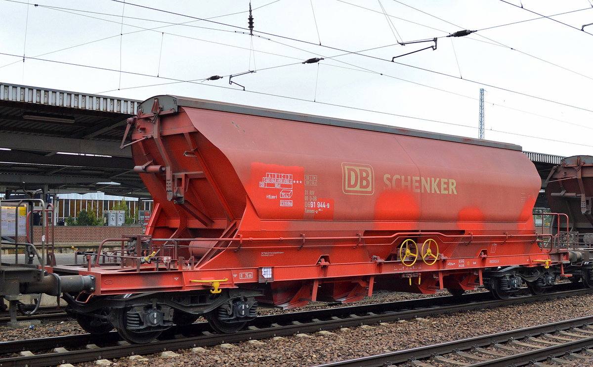 Gedeckter Schüttgutwagen mit schlagartiger Schwerkraft-Mittenentladung der DB mit der Nr. 31 RIV 80 D-DB 0691 944-9 Tanoos-z 896.4 am 14.04.16 Bf. Flughafen Berlin-Schönefeld.