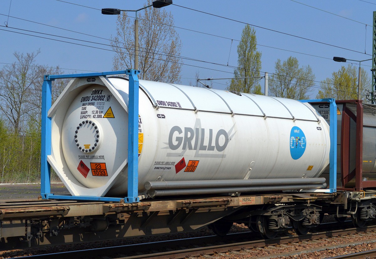 Gefahrgut-Kesselcontainer der Fa. GRILLO (UN-Nr. 23/1033 = Dimethylether) am 24.04.15 Bhf. Flughafen Berlin-Schönefeld.