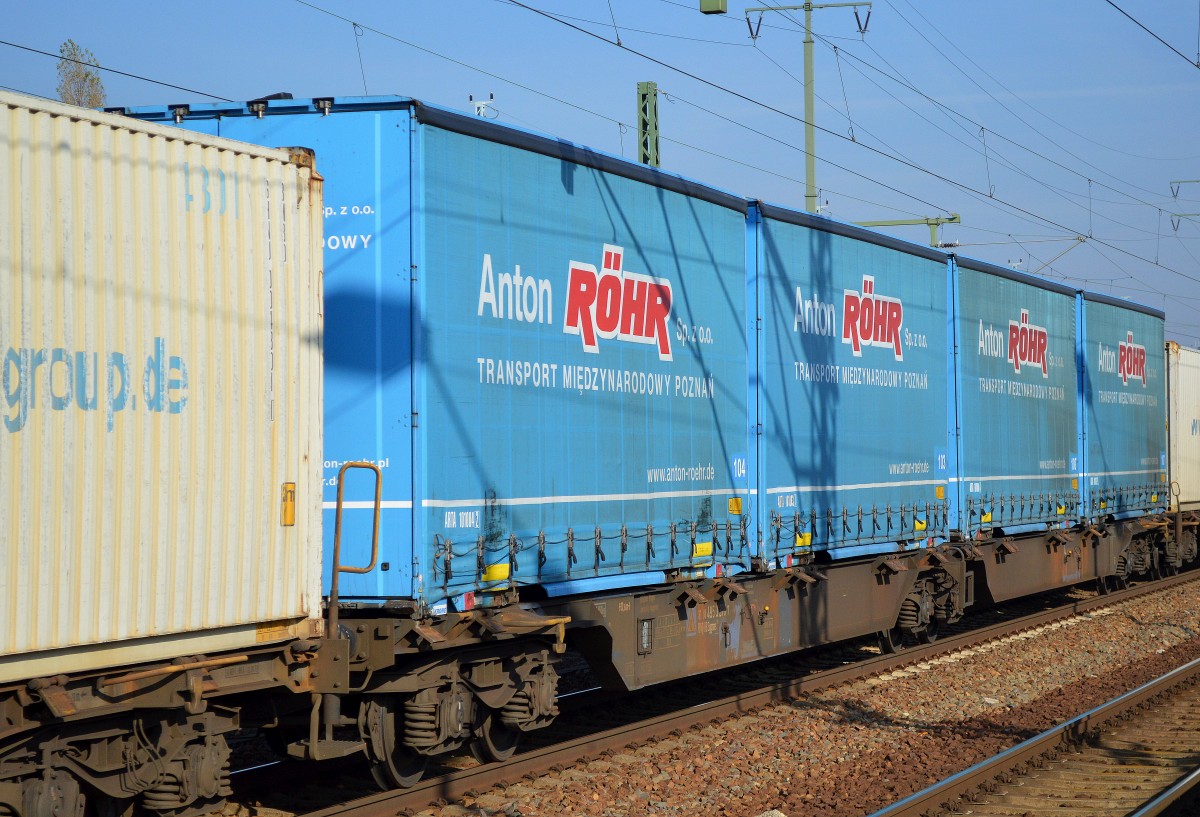 Gelenk-Containertragwagen der DB mit der 31 RIV 80 D-DB 495 3 278-7 Sggmrs 715 (Typ Sggmrs 715.88 lt. dybas) beladen mit polnischen Wechselaufliegern am 31.10.15 Bhf. Flughafen Berlin-Schönefeld.