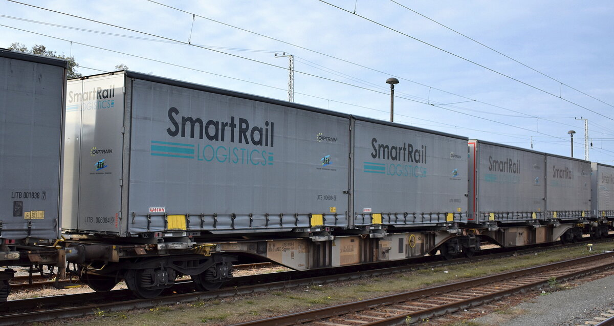 Gelenk-Containertragwagen mit LKW-Wechselbrücken im Transport-Auftrag von Captrain/ITL beladen vom Einsteller VTG Schweiz GmbH mit der Nr. 33 RIV 68 D-AAEC 4953 903-4 Sggmrs in einem Ganzzug am 20.10.25 Höhe Bahnhof Elsterwerda.