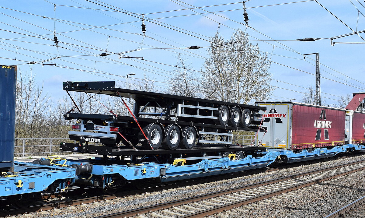 Gelenk-Taschenwagen vom Einsteller Eurowagon sp. z.o.o. mit niederländischer Registrierung mit der Nr. 37 TEN 84 NL-EUWAG 4956 310-5 Sdggmrss, interessanterweise mit drei fabrikneuen LKW-Flachtrailern beladen am 10.04.25 Höhe Bahnhof Saarmund.