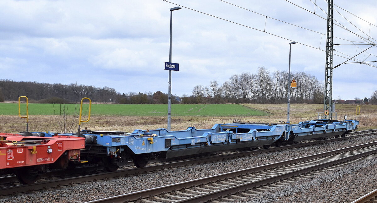Gelenk-Taschenwagen vom Einsteller VTG Schweiz GmbH mit der Nr. 37 TEN GE 80 D-VTGCH 4956 531-0 Sdggmrss in einem Ganzzug (leer) am 24.02.26 Höhe Bahnhof Rodleben.