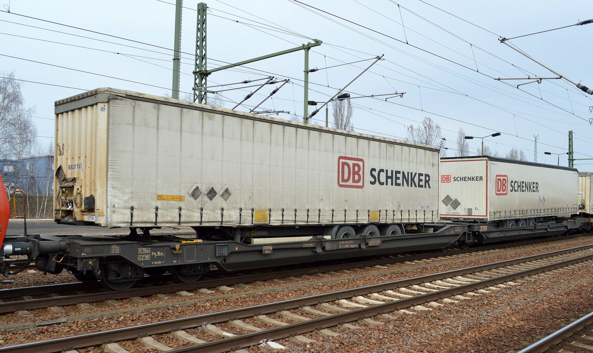 Gelenk-Taschenwagen der Fa Kombiverkehr mit der Nr. 33 RIV 80 D-KOMBI 4956 946-4 Sdggmrss mit zwei DB SCHENKER LKW Aufliegern am 03.04.16 Bhf. Flughafen Berlin-Schönefeld.