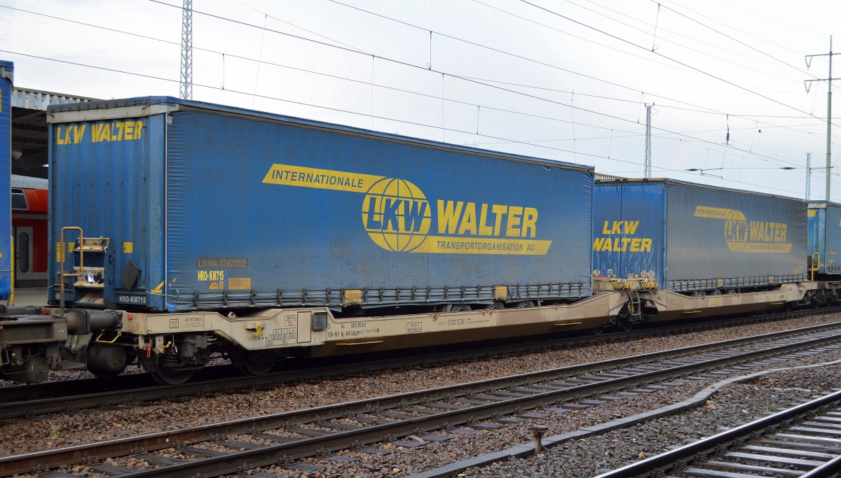 Gelenk-Taschenwagen der Railion Nederland mit der Nr. 31 TEN-RIV 84 NL-RN 4955 858-0 Sdggmrs 717(AAE S145), 27.03.15 Bhf. Flughafen Berlin-Schönefeld.