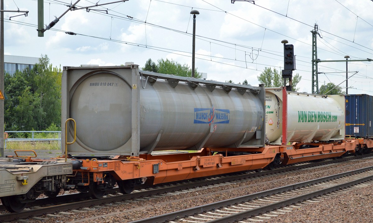 Gelenk-Taschenwagen vom schweizer Einsteller WASCOSA mit der Nr. 33 TEN 85 CH-WASCO 4955 128-5 Sdggmrs am 26.06.14 Bhf. Flughafen Berlin-Sch�nefeld.