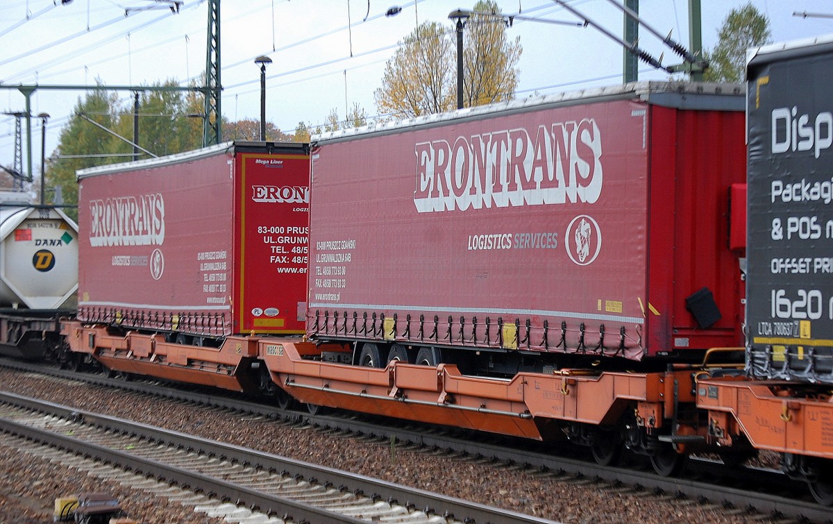 Gelenk-Taschenwagen vom Wageneinsteller WASCOSA in der Schweiz mit der Nr. 33 TEN 85 CH-WASCO 4956 006-2 Sdggmrss beladen mit zwei LKW-Aufliegern am 16.10.13 Bhf. Flughafen Berlin-Sch�nefeld. 