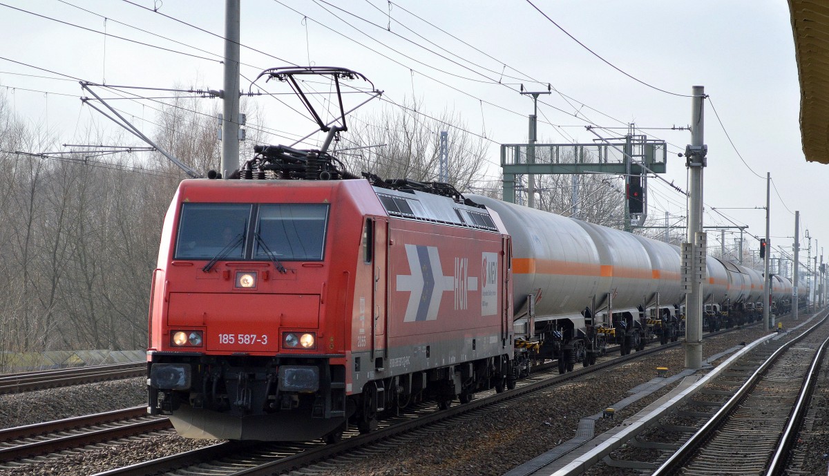 GK/RHC 185 587-3 mit einem Ganzzug Gasdruckkesselwagen (UN-Nr.23/1965 = Propangas, Gemisch A) mit Firmenlogo der polnischen Firma onico S.A. Richtung Karower Kreuz Berlin am 18.02.15 Berlin-Blankenburg.