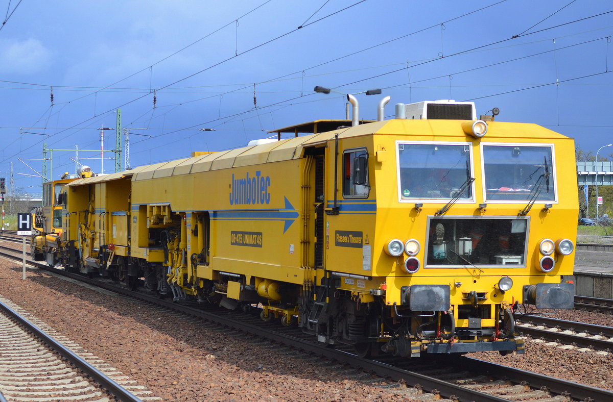 Gleisstopfmaschine der Fa. JumboTech P&T 08-475 UNIMAT 4S + Schotterplaniermaschine, 28.04.16 Bf. Flughafen Berlin-Schönefeld.