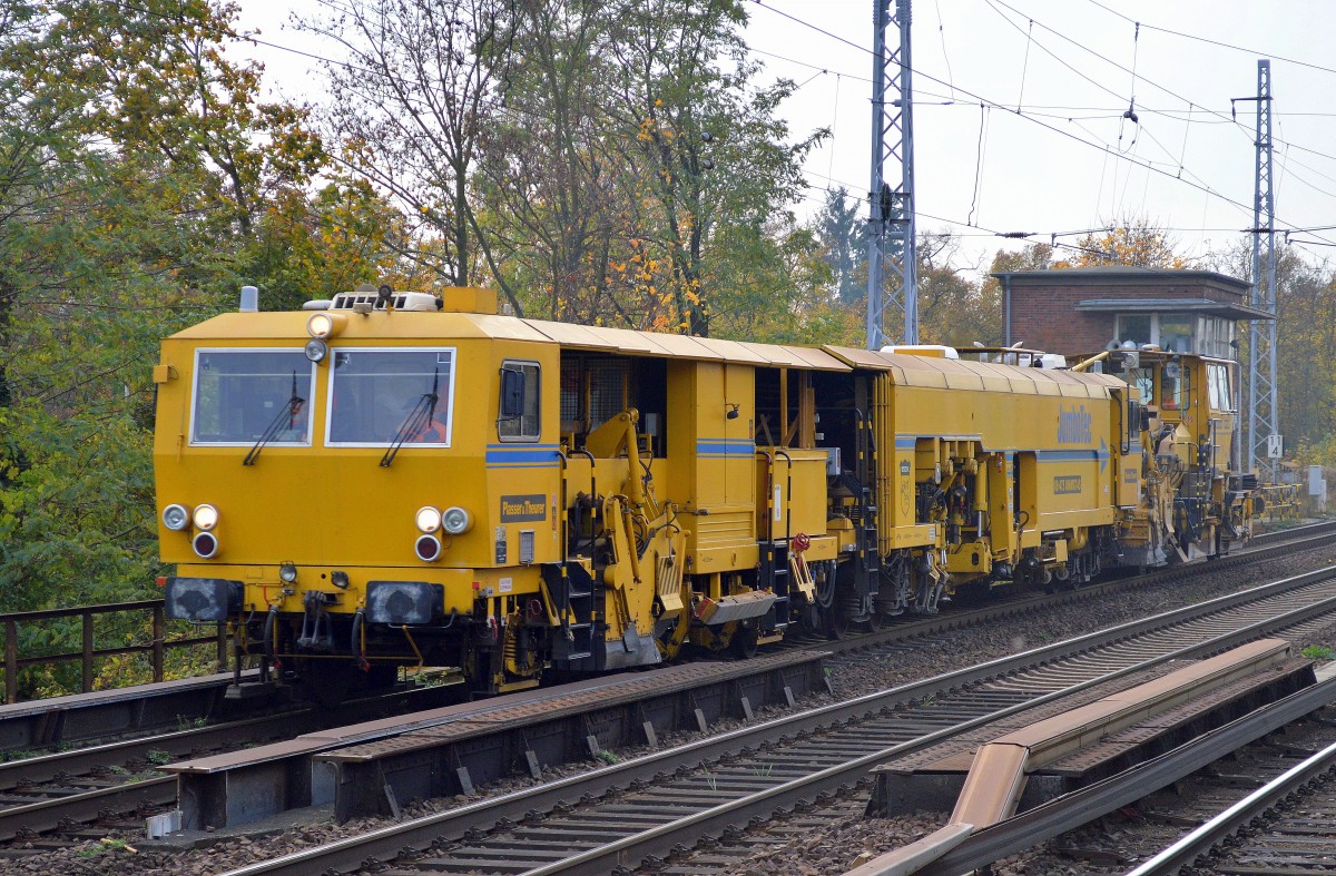 Gleisstopfmaschine P&T 08-475 UNIMAT 4S + Schnellschotterplaniermaschine der Fa. JumboTec am 05.11.14 Berlin-Karow Richtung Bernau.