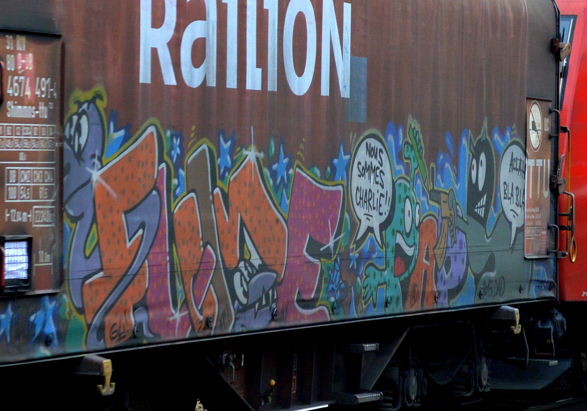 Graffiti am 13.11.15 Bhf. Flughafen Berlin-Schönefeld gesichtet.