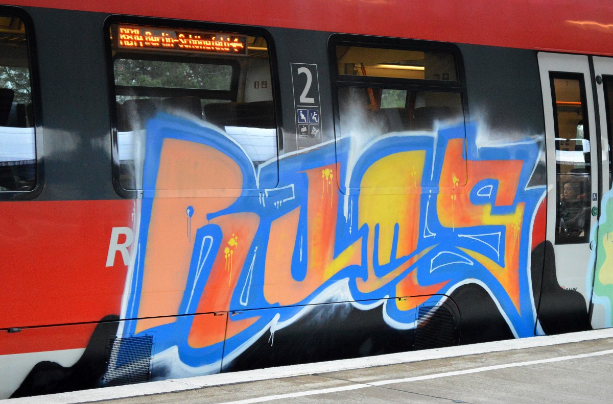 Graffiti am 13.11.15 Bhf. Flughafen Berlin-Schönefeld gesichtet.
