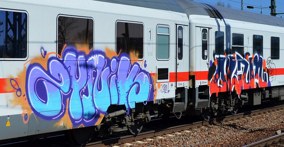 Graffiti auf IC-Personenwagen am 20.04.15 Bhf. Flughafen Berlin-Schönefeld.