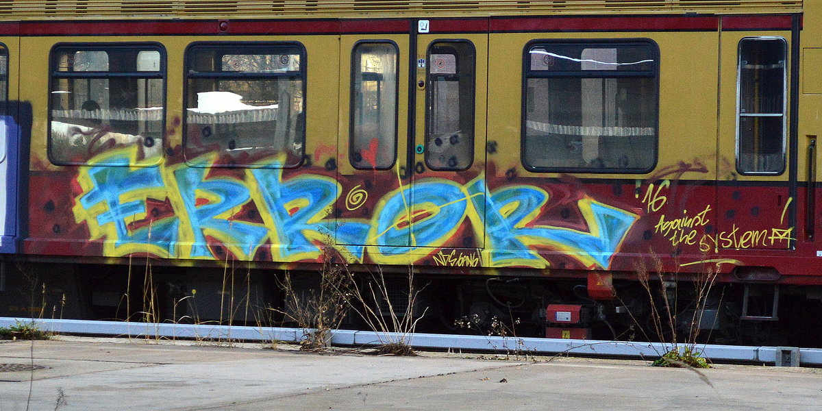 Graffiti gesichtet am 27.11.16 Bf. Flughafen Berlin-Schönefeld.