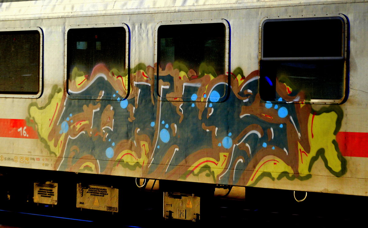 Graffiti gesichtet am 27.11.16 Bf. Flughafen Berlin-Schönefeld.