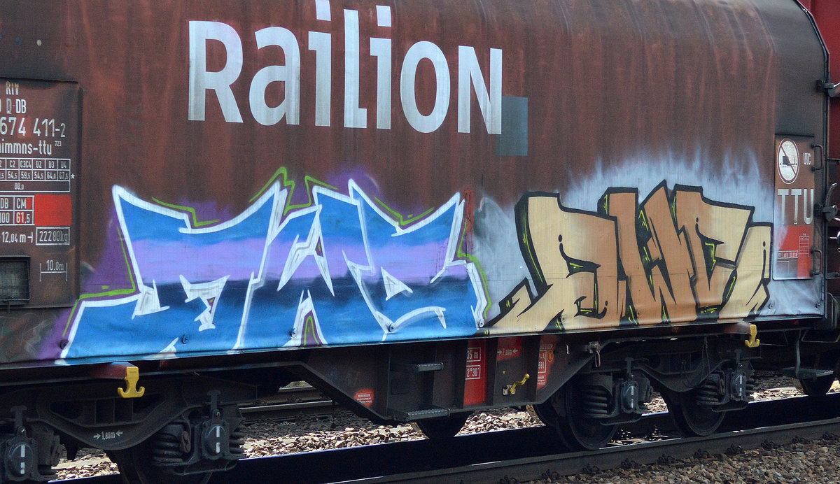 Graffiti gesichtet am 28.04.16 Bf. Flughafen Berlin-Schönefeld.