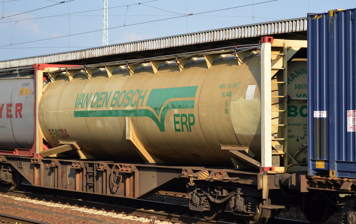 Großer Kesselcontainer von VAN DEN BOSCH/ERP am 13.09.16 Bf. Flughafen Berlin-Schönefeld.
