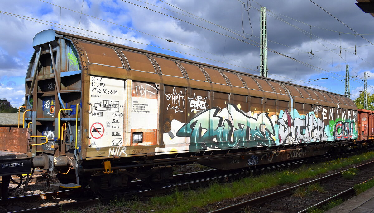 Großräumiger Drehgestell-Schiebewandwagen vom Einsteller Transwaggon GmbH mit der Nr. 33 RIV 80 D-TWA 2742 653-9(P) Habbiins 15 in einem gemischten Güterzug am 23.09.25 Höhe Bahnhof Magdeburg-Neustadt.