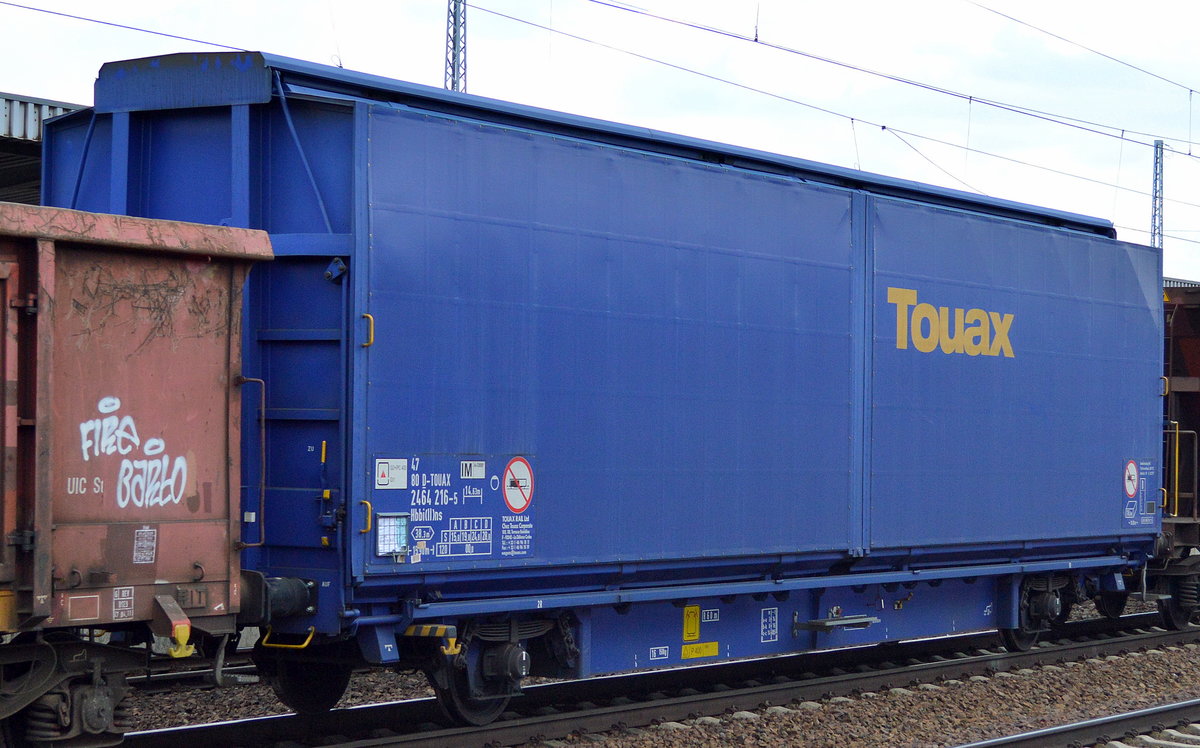 Großräumiger Schiebewandwagen vom Einsteller TOUAX RAIL Ltd. mit der Nr. 47 80 D-TOUAX 2464 216-5 Hbbi(ll)ns am 20.04.17 Bf. Flughafen Berlin-Schönefeld.