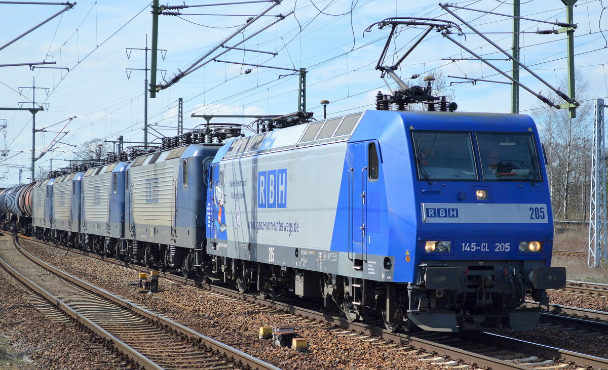 Halb Lok- halb Kesselwagenzug, RBH 205/145-CL 205 (145 101-2) hat die RBH 108/143 916-5 + 137/143 812-6 + 132/143 307-7 + 131/143 305-1 und Kesselwagenzug (Dieselkraftstoff, leer) am Haken Richtung Stendell/Schwedt, 22.03.17 Bf. Flughafen Berlin-Schönefeld.