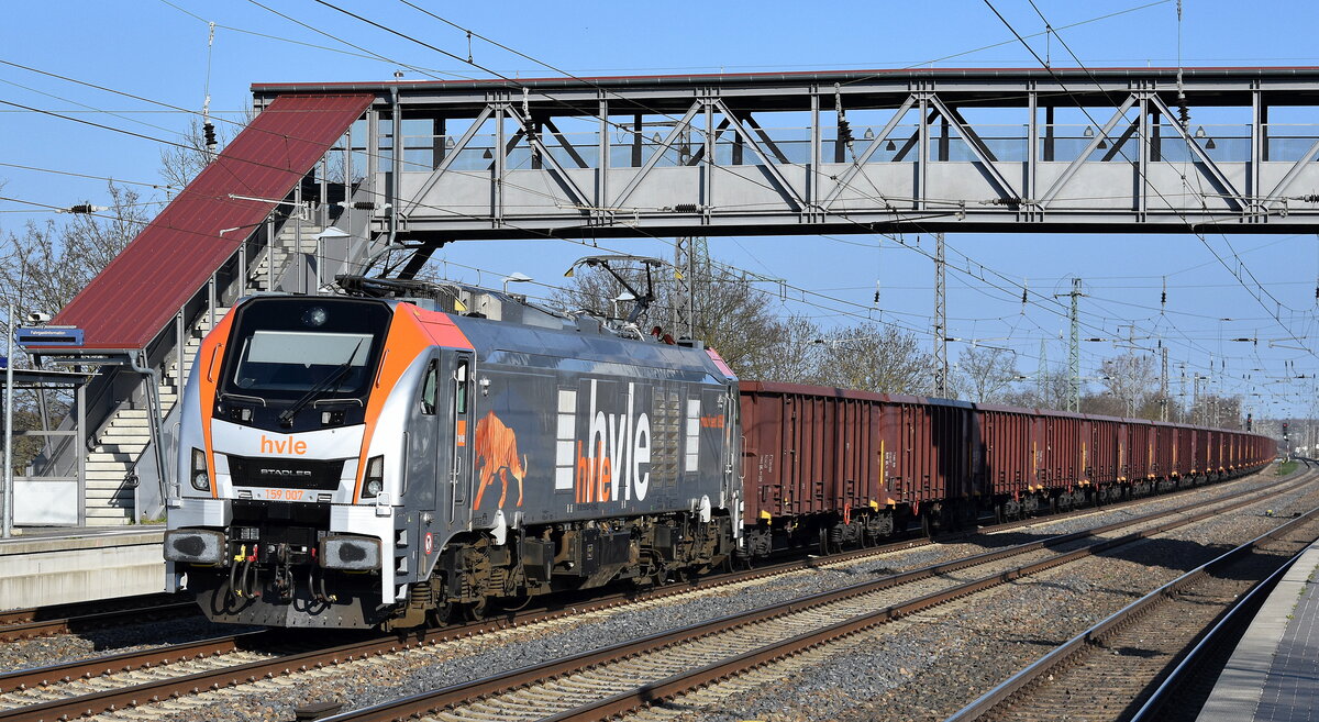 Havelländische Eisenbahn AG, Berlin-Spandau [D] mit ihrer Eurodual Lok  159 007  [NVR-Nummer: 90 80 2159 007-4 D-HVLE] und einem Ganzzug tschechischer Drehgestell-Hochbordwagen am 02.04.25 Höhe Bahnhof Saarmund.