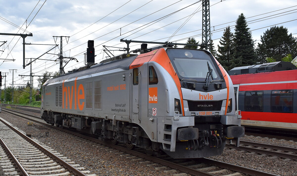 Havelländische Eisenbahn AG, Berlin-Spandau [D] mit ihrer Eurodual Lok  159 001  [NVR-Nummer: 90 80 2159 001-7 D-HVLE] am 16.05.25 Höhe Bahnhof Golm (Potsdam).