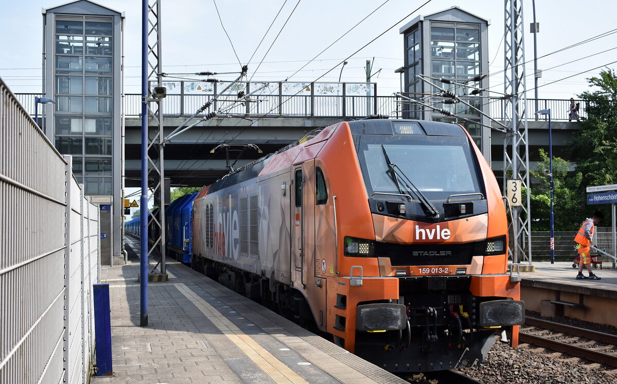 Havelländische Eisenbahn AG, Berlin-Spandau [D] mit ihrer Eurodual Lok  159 013-2  [NVR-Nummer: 90 80 2159 013-2 D-HVLE] und einem Ganzzug polnischer Teleskophaubenwagen (Coiltransport) am 02.06.25 Durchfahrt Bahnhof Berlin-Hohenschönhausen. 
