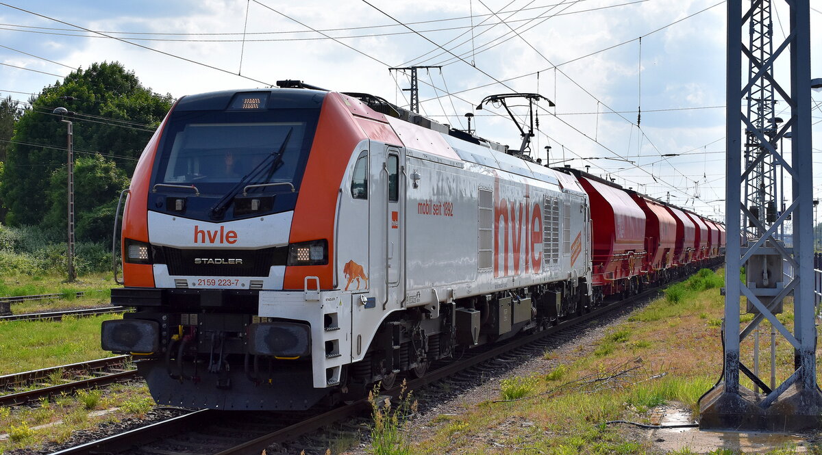 Havelländische Eisenbahn AG, Wustermark [D] mit der geleasten ELP Eurodaul Lok  2159 223-7  [NVR-Nummer: 90 80 2159 223-7 D-ELP] und einem Kalizug (leer ) am 03.06.25 Durchfahrt Bahnhof Stendal Hbf. Vielen Grüße an den Tf- !!!!