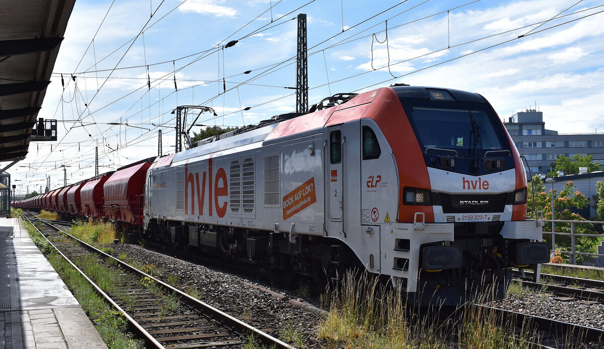 Havelländische Eisenbahn AG, Wustermark [D] mit der geleasten ELP Eurodual Lok  2159 223-7  [NVR-Nummer: 90 80 2159 223-7 D-ELP] und einem Kalizug (leer) am 07.07.25 Höhe Bahnhof Magdeburg-Neustadt.
