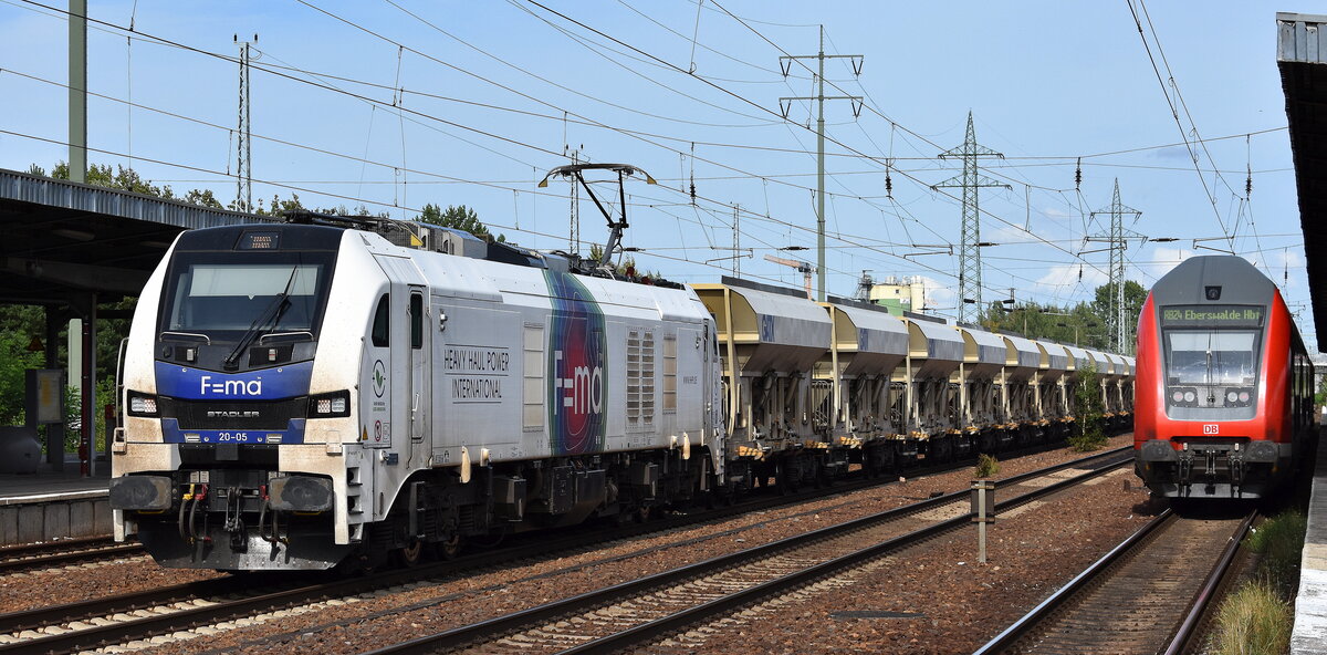 Heavy Haul Power International GmbH, Erfurt [D]mit der geleasten ELP Eurodual Lok  20-05  [NVR-Nummer: 90 80 2159 205-4 D-ELP] und einem Ganzzug Schüttgutwagen am 04.09.25 Höhe Bahnhof Schönefeld b. Berlin.