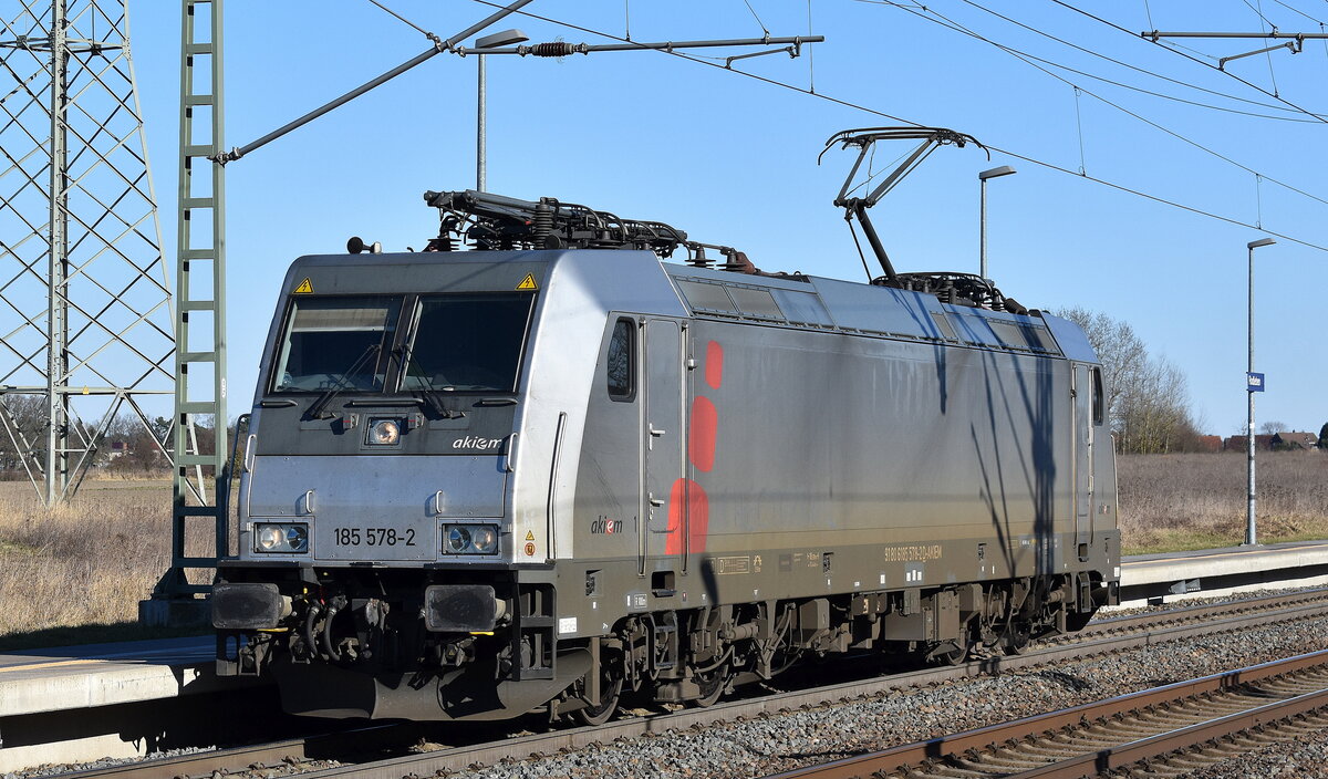 Hector Rail GmbH, Bochum [D] mit der geleasten Akiem Lok  185 578-2  [NVR-Nummer: 91 80 6185 578-2 D-AKIEM] am 18.03.25 Höhe Bahnhof Rodleben.