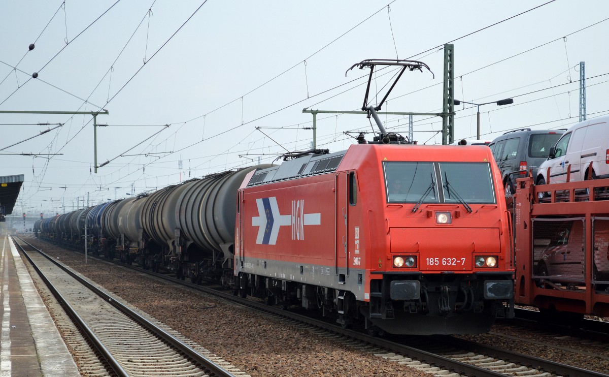 HGK 2067/185 632-7 mit Kesselwagenzug bei der Durchfahrt Bhf. Flughafen Berlin-Schönfeld, 01.04.14