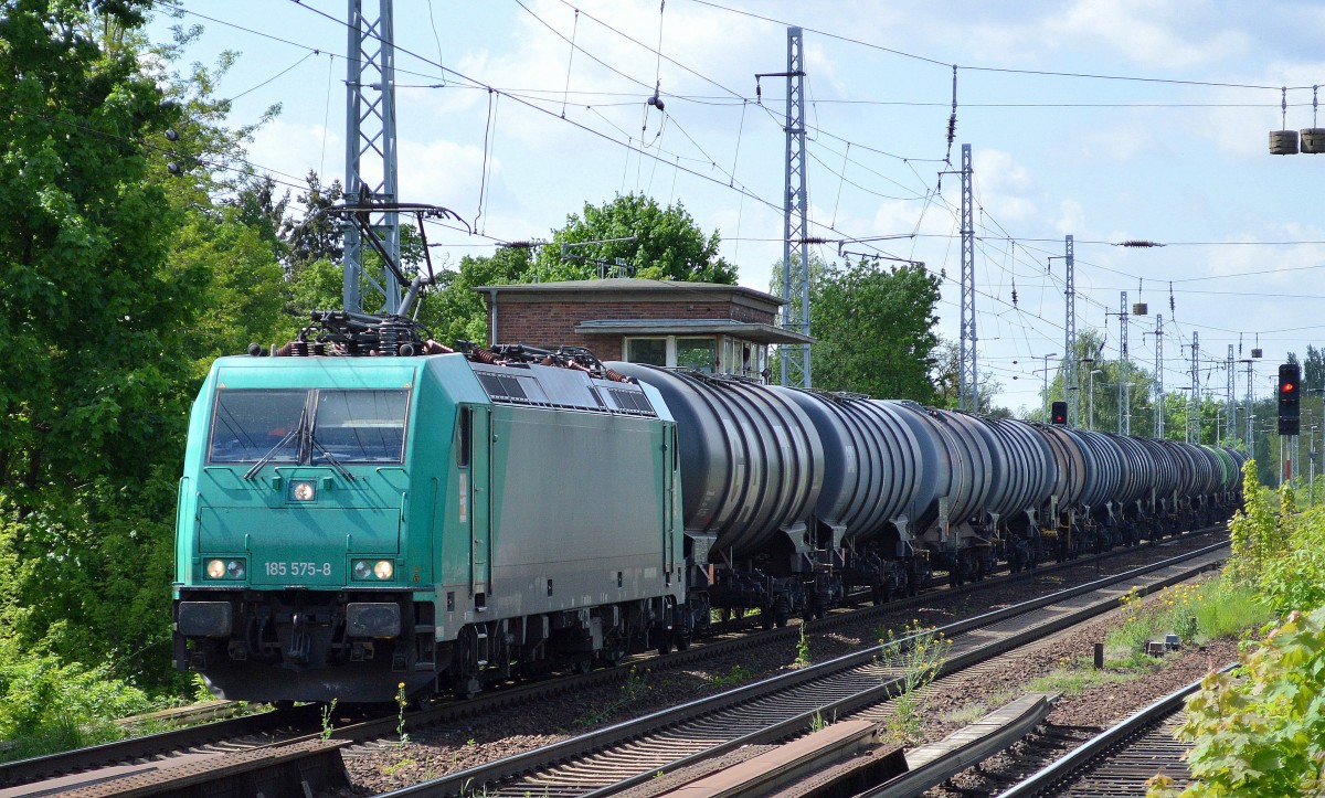 HGK/RHC 185 575-8 mit Kesselwagenzug (Leerzug) Richtung Stendell am 13.05.15 Berlin-Karow.