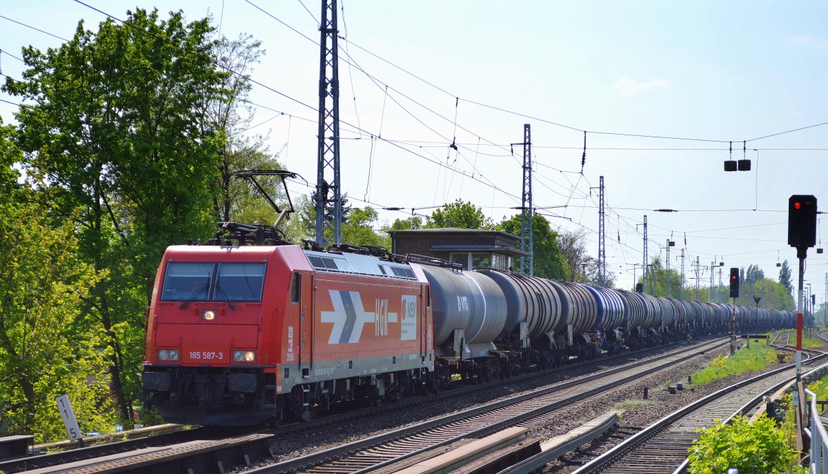 HGK/RHC 2055/185 587-3 mit sehr langem Kesselwagenzug nach Schwedt am 25.04.14 Berlin-karow.